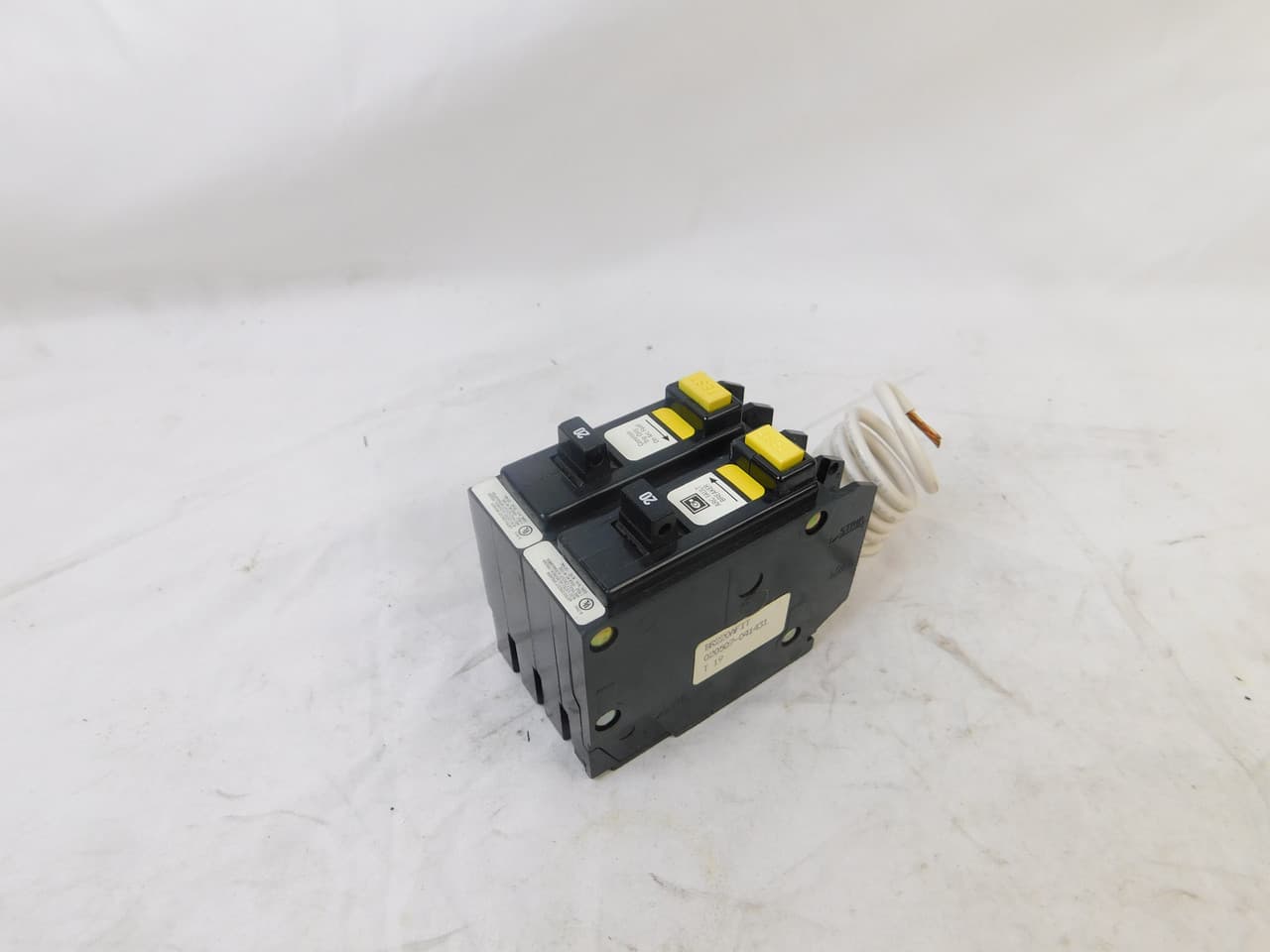 Eaton BR220AFIT Circuit breaker, 2 pole, 20 A, 120/240 VAC, plug-on, 10 kAIC, AFCI, independent trip Eaton BR220AFIT Circuit breaker, 2 pole, 20 A, 120/240 VAC, plug-on, 10 kAIC, AFCI, independent trip