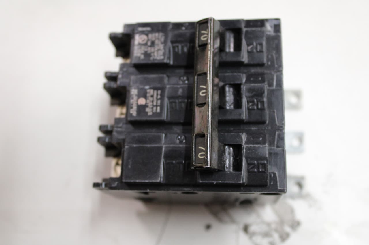 Siemens B370 240 VAC, 70 A, 10 kA, 3-Pole, Bolt-On Mount, Molded Case, Common Trip, Thermal Magnetic Trip Unit, Branch Siemens B370 240 VAC, 70 A, 10 kA, 3-Pole, Bolt-On Mount, Molded Case, Common Trip, Thermal Magnetic Trip Unit, Branch