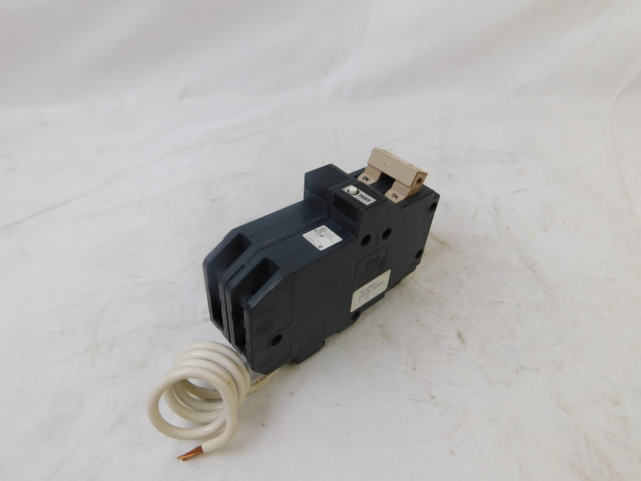 Eaton CH240GFT CH240GFT Eaton - Eaton CH GFCI circuit breaker,Ground fault circuit breaker,40 A,10 kAIC,Two-pole,120/240 V,CH,Common,Plug-on,#14-4 AWG,Ground fault self test,GFI Eaton CH240GFT CH240GFT Eaton - Eaton CH GFCI circuit breaker,Ground fault circuit breaker,40 A,10 kAIC,Two-pole,120/240 V,CH,Common,Plug-on,#14-4 AWG,Ground fault self test,GFI